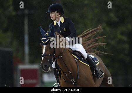 Paris, Frankreich. Juni 2021. Edwina TOPS-ALEXANDER (AUS) auf LATISHA DE REGOR, Le Figaroscope Prize während des Longines Paris Eiffel Jumping 2021, Longines Global Champions Tour Equestrian CSI 5 am 25. Juni 2021 im Champ de Mars in Paris, Frankreich - Foto Christophe Bricot / DPPI / LiveMedia Kredit: Unabhängige Fotoagentur/Alamy Live News Stockfoto