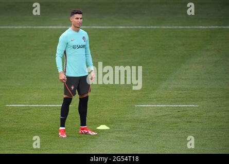 Budapest, Ungarn. Juni 2021. Fußball: Europameisterschaft, Portugal, Abschlusstraining im Illovszky Rudolf Stadium. Der portugiesische Cristiano Ronaldo ist auf dem Feld. Quelle: Robert Michael/dpa-Zentralbild/dpa/Alamy Live News Stockfoto