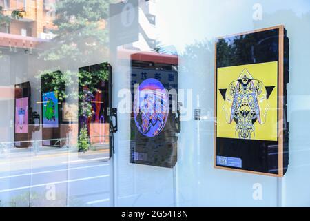 Tokio, Japan. Juni 2021. Einen Tag vor der Eröffnung der CrypTOKYO Blockchain Art Exhibition 2021 in der UltraSuperNew Gallery in Shibuya City wird die erste NFT (nicht-fungible Token) Ausstellung in Japan gezeigt, die den japanischen Kunstliebhabern, Technikern, Und Investoren eine einmalige Chance, die Geschichte der NFTs zu erfahren, die Technologie zu erleben und ihre zukünftigen Stars zu treffen. (Foto: Stanislav Kogiku/SOPA Images/Sipa USA) Quelle: SIPA USA/Alamy Live News Stockfoto