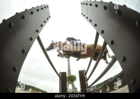 Paris, Frankreich. Juni 2021. Eric VAN DER VLEUTEN (NED) reitet DREAMLAND, Le Figaroscope Prize während des Longines Paris Eiffel Jumping 2021, Longines Global Champions Tour Equestrian CSI 5 am 25. Juni 2021 im Champ de Mars in Paris, Frankreich - Foto Christophe Bricot / DPPI / LiveMedia Credit: Independent Photo Agency/Alamy Live News Stockfoto