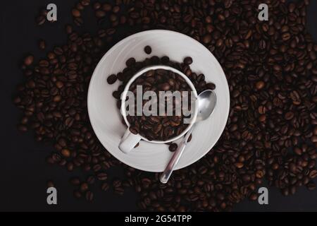 Volle Tasse Kaffee isoliert auf Kaffee Hintergrund Draufsicht Stockfoto