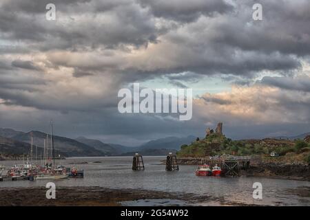 Kyleakin Burg und Hafen Stockfoto