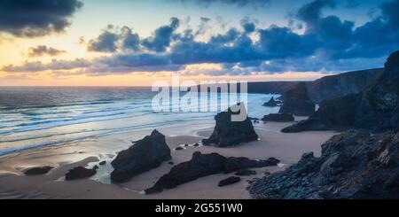 Bedruthan-Stufen und Strand bei Ebbe an der Küste von North Cornwall, aufgenommen bei Sonnenuntergang. Stockfoto