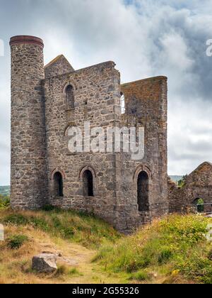 Das konservierte Frank's Shaft Engine House in der Giew Mine bildet ein prominentes Wahrzeichen in der Nähe der alten St. Ives-Penzance Road bei Cripplesease in Cornwall. Stockfoto