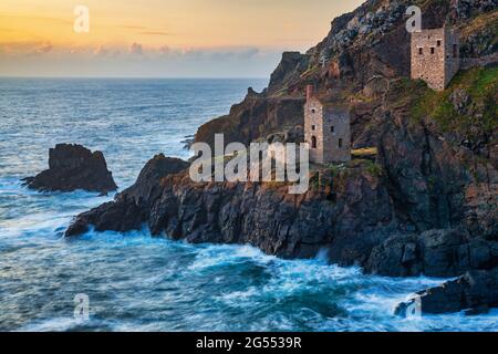 Die Ruinen der Crowns Engine Houses, die auf den Granitklippen von Botallack in Cornwall thronen. Aufgenommen bei Sonnenuntergang. Stockfoto