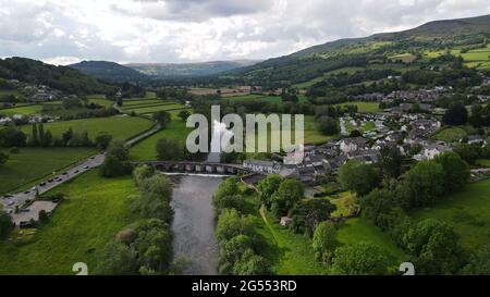 Crickhowell Kleinstadt in Wales UK Luftbild der Crickhowell Bridge Stockfoto