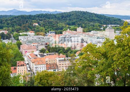 Ljubljana, Slowenien - 15. August 2018: Ein teilweiser Panoramablick unter dem wolkigen Himmel über das Stadtzentrum von Ljubljana mit Blick auf den Tivoli City Park Stockfoto