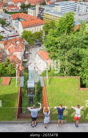 Ljubljana, Slowenien - 15. August 2018: Einige Leute beobachten die Standseilbahn der Burg von oben auf den Burghügel, mit einer großartigen Aussicht auf die Stadt Stockfoto