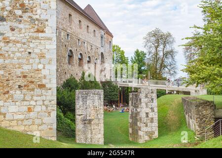 Ljubljana, Slowenien - 15. August 2018: Eingang zur Burg von Ljubljana hinter der ehemaligen Zugbrücke über den Graben, an einem bewölkten Sommertag Stockfoto