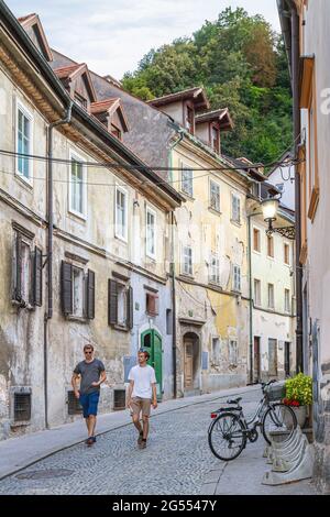 Ljubljana, Slowenien - 15. August 2018: Junge Touristen wandern am Nachmittag durch eine alte und malerische Straße in der Altstadt Stockfoto