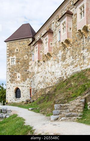 Ljubljana, Slowenien - 15. August 2018: Die äußere Südseite der Burg von Ljubljana bei bewölktem Wetter Stockfoto