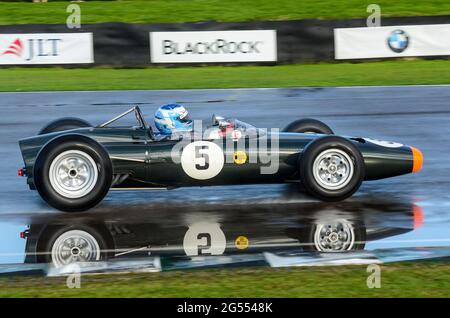 BRM P261 Oldtimer-Rennen in der Glover Trophy beim Goodwood Revival 2011, auf nasser Strecke nach Regen. Oldtimer des Grand Prix Stockfoto