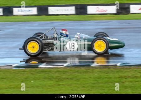 Klassischer Lotus BRM 24-Rennwagen, der beim Goodwood Revival 2011 in der Glover Trophy auf nasser Strecke nach Regen gefahren ist. Oldtimer des Grand Prix Stockfoto