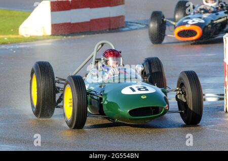 Klassischer Lotus BRM 24-Rennwagen, der beim Goodwood Revival 2011 in der Glover Trophy auf nasser Strecke nach Regen gefahren ist. Oldtimer des Grand Prix Stockfoto