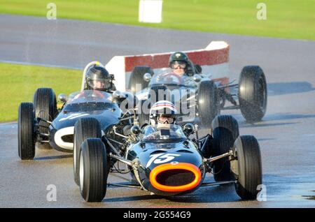 BRM P261 Oldtimer-Rennen in der Glover Trophy beim Goodwood Revival 2011, auf nasser Strecke nach Regen. Oldtimer des Grand Prix Stockfoto