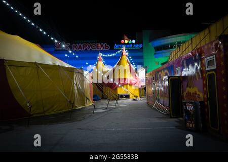 Das bunte Zirkuszelt in der Stadt bei Nacht gegen den Himmel Stockfoto