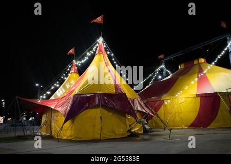 Das bunte Zirkuszelt in der Stadt bei Nacht gegen den Himmel Stockfoto