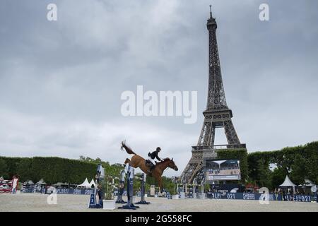 Paris, Frankreich. Juni 2021. Eric VAN DER VLEUTEN (NED) reitet DREAMLAND, Le Figaroscope Prize während des Longines Paris Eiffel Jumping 2021, Longines Global Champions Tour Equestrian CSI 5 am 25. Juni 2021 im Champ de Mars in Paris, Frankreich - Foto Christophe Bricot / DPPI / LiveMedia Credit: Independent Photo Agency/Alamy Live News Stockfoto