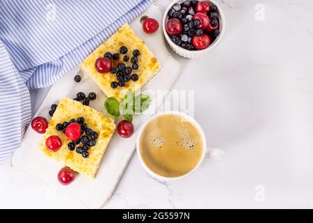 Stück Quark-Auflauf mit Kirschmarmelade und Kaffee. Stück Quark. Stockfoto