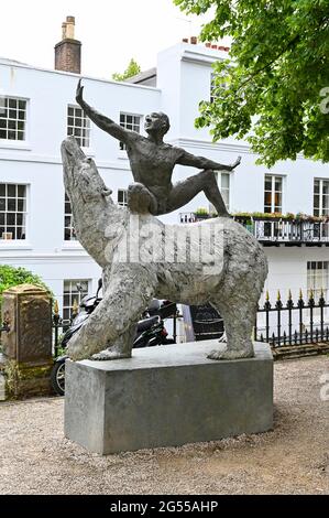 Royal Tunbridge Wells Kent - die berühmte Pantiles Gegend - 'Polar Dance' Statue, eine Bronzeskulptur von Tessa Campbell-Fraser Stockfoto