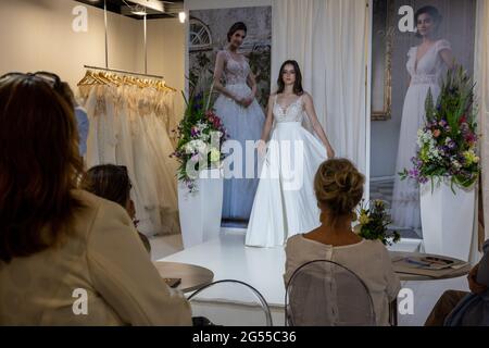 Mailand, Italien. Juni 2021. Mailand, Italien 25 2021. juni - die Milano Bridal Week ist die erste Messe, die nach Monaten der Sperre für die Menschen in Mailand geöffnet ist.Quelle: Christian Santi/Alamy Live News Stockfoto