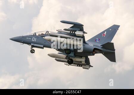 Irkut Corporation Yakovlev Yak 130 fortschrittliches Jet-Trainer-Flugzeug für die russische Luftwaffe, das auf der Farnborough International Airshow 2012 vermarktet wird Stockfoto