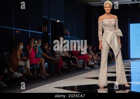 Mailand, Italien. Juni 2021. Mailand, Italien 25 2021. juni - die Milano Bridal Week ist die erste Messe, die nach Monaten der Sperre für die Menschen in Mailand geöffnet ist.Quelle: Christian Santi/Alamy Live News Stockfoto