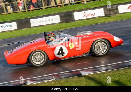 Ferrari 246S Dino-Oldtimer-Rennen beim Goodwood Revival 2011, Großbritannien, gefahren von Nick Leventis in der Sussex Trophy. Historischer Motorsport Stockfoto