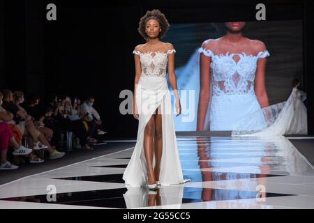 Mailand, Italien. Juni 2021. Mailand, Italien 25 2021. juni - die Milano Bridal Week ist die erste Messe, die nach Monaten der Sperre für die Menschen in Mailand geöffnet ist.Quelle: Christian Santi/Alamy Live News Stockfoto