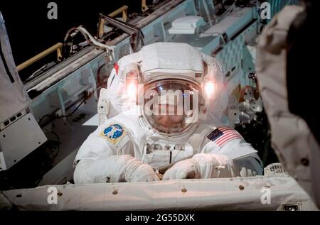 ENTDECKUNG DER RAUMFÄHRE AN BORD - 08. Juli 2006 - Astronaut Piers J Sellers, Missionsspezialist für STS-121, arbeitet an einem Abschnitt des Internationalen Weltraums Stockfoto