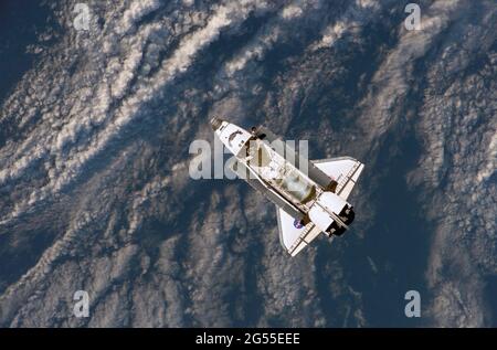 AN BORD DER SPACE SHUTTLE DISCOVERY - 08. Juli 2006 - das Space Shuttle Discovery fliegt eine kurze Strecke von der Internationalen Raumstation zum Andocken b Stockfoto