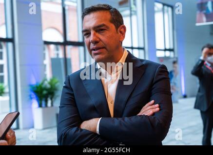 Berlin, Deutschland. Juni 2021. Alexis Tsipras, Vorsitzender der Syriza-Partei, kommt mit Mut zur Konferenz der Sozialdemokratischen Partei Europas (SPE). Für Europa“. Quelle: Christophe Gateau/dpa/Alamy Live News Stockfoto