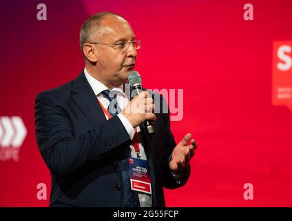 Berlin, Deutschland. Juni 2021. Sergei Stanishev, Präsident der Sozialdemokratischen Partei Europas (SPE), spricht auf der Konferenz der Sozialdemokratischen Partei Europas „mutig. Für Europa auf der Bühne. Quelle: Christophe Gateau/dpa/Alamy Live News Stockfoto