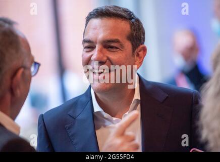 Berlin, Deutschland. Juni 2021. Alexis Tsipras, Vorsitzender der Syriza-Partei, kommt mit Mut zur Konferenz der Sozialdemokratischen Partei Europas (SPE). Für Europa“. Quelle: Christophe Gateau/dpa/Alamy Live News Stockfoto