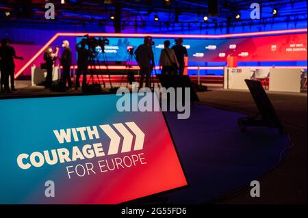 Berlin, Deutschland. Juni 2021. Auf der Konferenz der Sozialdemokratischen Partei Europas (SPE) „mit Mut. Für Europa“ steht auf einem Bildschirm „mit Mut für Europa“. Quelle: Christophe Gateau/dpa/Alamy Live News Stockfoto