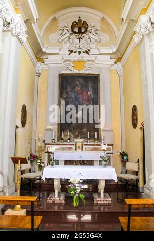 Cesate, Mailand, Lombardei, Italien. Santuario della Beata Vergine delle Grazie (Heiligtum der seligen Jungfrau der Grazien). Das Innere der Kirche, der Altar. Stockfoto