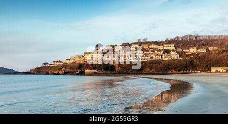 Morgenlicht am Looe Beach in Cornwall. Stockfoto