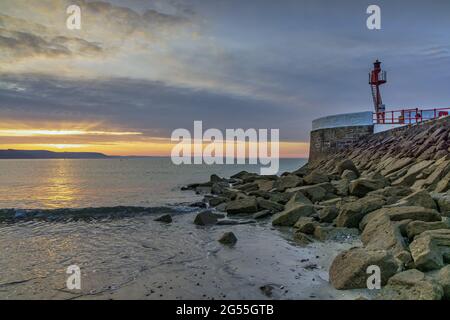 Sonnenaufgang am Banjo Pier in Looe, Cornwall. Stockfoto