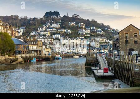 Die kornische Küstenstadt Looe, mit Blick auf den Looe River, Cornwall, England. Stockfoto