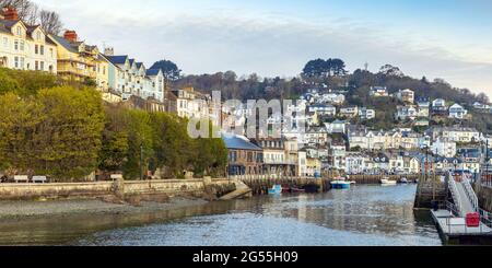 Die kornische Küstenstadt Looe, mit Blick auf den Looe River, Cornwall, England. Am frühen Morgen. Stockfoto