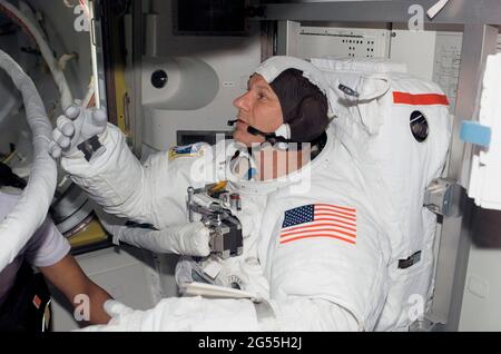ENTDECKUNG DER RAUMFÄHRE AN BORD - 08. Juli 2006 - Astronaut Piers J Sellers, Missionsspezialist STS-121, in seiner Extravehicular Mobility Unit (E Stockfoto