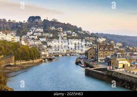 Die kornische Küstenstadt Looe, mit Blick auf den Looe River, Cornwall, England. Am frühen Morgen. Stockfoto