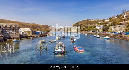 Von der Looe Bridge nach Norden kommend, führt der West Looe River nach links, während der East Looe River geradeaus in Richtung Liskeard führt. Stockfoto