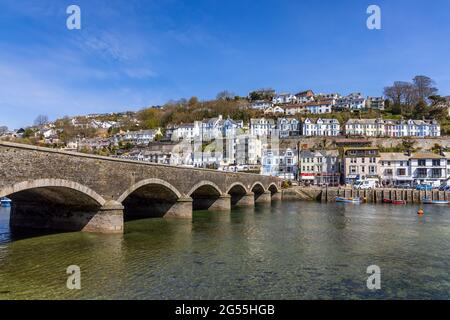 Die siebenbogenige Brücke über den Fluss Looe verbindet die Partnerstädte East Looe und West Looe, die beide in steilen Tälern liegen. Stockfoto