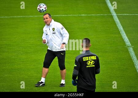 Prag, Tschechische Republik. Juni 2021. Trainer-Assistent Tomas Galasek nimmt am 25. Juni 2021 am tschechischen Fußballmannschaftstraining in Prag Teil. Quelle: VIT Simanek/CTK Photo/Alamy Live News Stockfoto