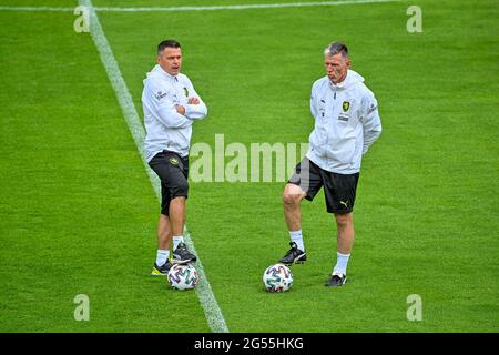 Prag, Tschechische Republik. Juni 2021. Manager Libor Sionko, links, und Trainer Jaroslav Silhavy nehmen am tschechischen Fußballmannschaftstraining in Prag, Tschechische Republik, am 25. Juni 2021 Teil. Quelle: VIT Simanek/CTK Photo/Alamy Live News Stockfoto