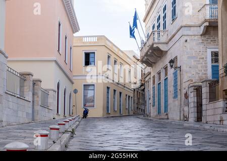 Syros, Kykladen, Griechenland. Blick auf emblematische neoklassizistische Gebäude in der Hauptstadt von Siros Hermoupolis leere Kopfsteinpflasterstraßen Gehwege und Lanzen Stockfoto