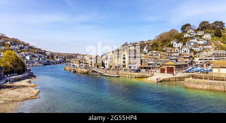 Der Looe River und der East Looe River in Cornwall. Auf der linken Seite befindet sich das Denkmal für Nelson, das einäugige Siegel. Stockfoto