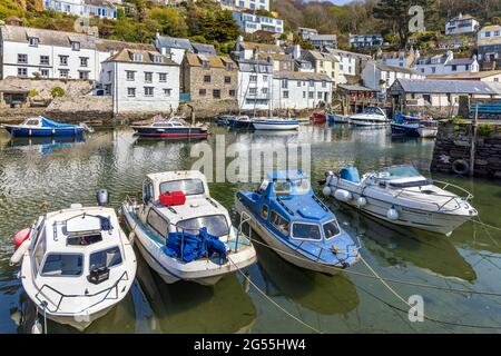 Die Boote vertäuten im Hafen von Polperro, einem charmanten und malerischen Fischerdorf im Südosten von Cornwall. Es ist ein wirklich entzückender Ort zum Besuchen. Stockfoto