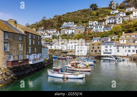 Die Boote vertäuten im inneren Hafen von Polperro, einem charmanten und malerischen Fischerdorf im Südosten von Cornwall. Stockfoto